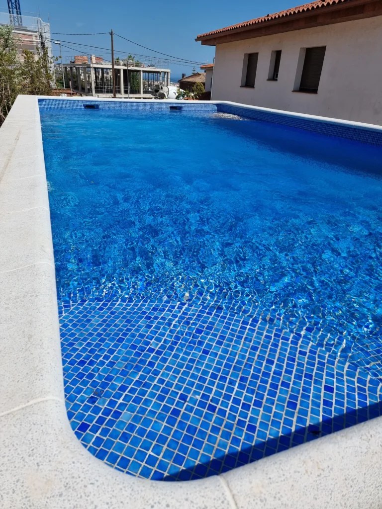 diseño de piscinas con formas orgánicas en Cataluña