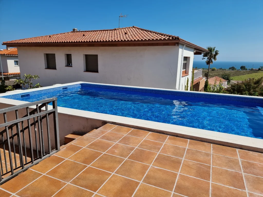 piscina de obra con solera renovada en cataluña