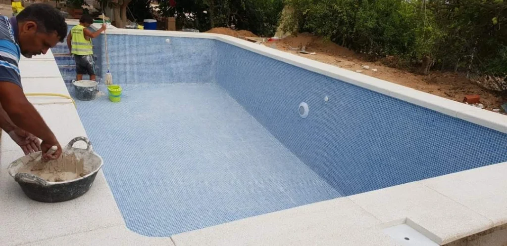 diseño de piscinas con borde desbordante en Cataluña