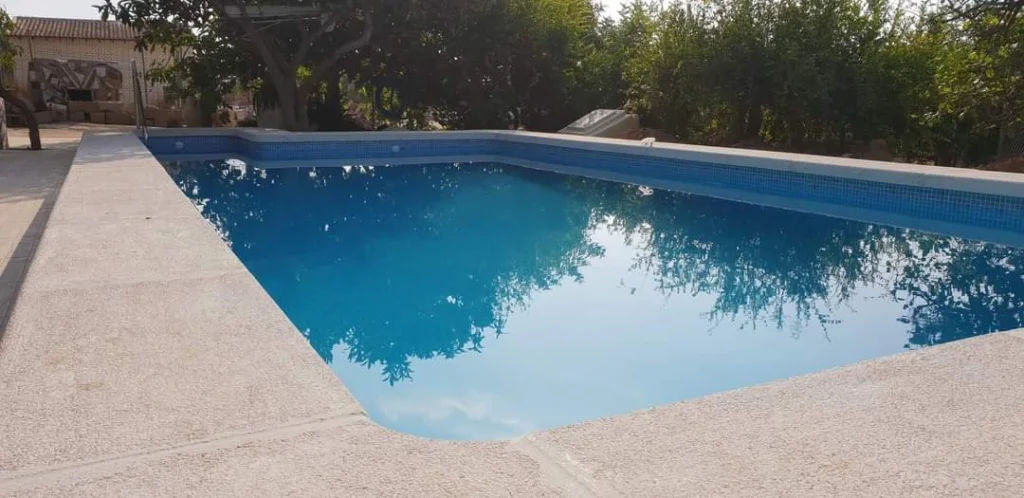 suelo porcelánico alrededor de piscina en cataluña
