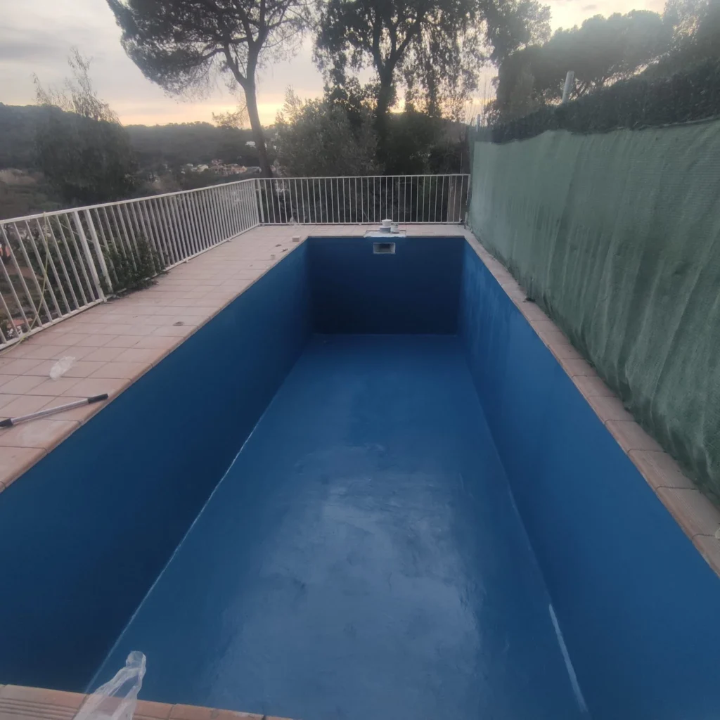 diseño de piscinas con cascada en Cataluña