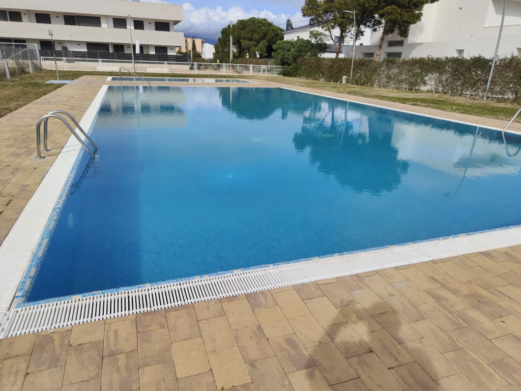 diseño de piscinas con zona chill out en Cataluña