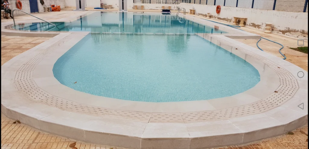 obra de piscina y suelo perimetral en cataluña